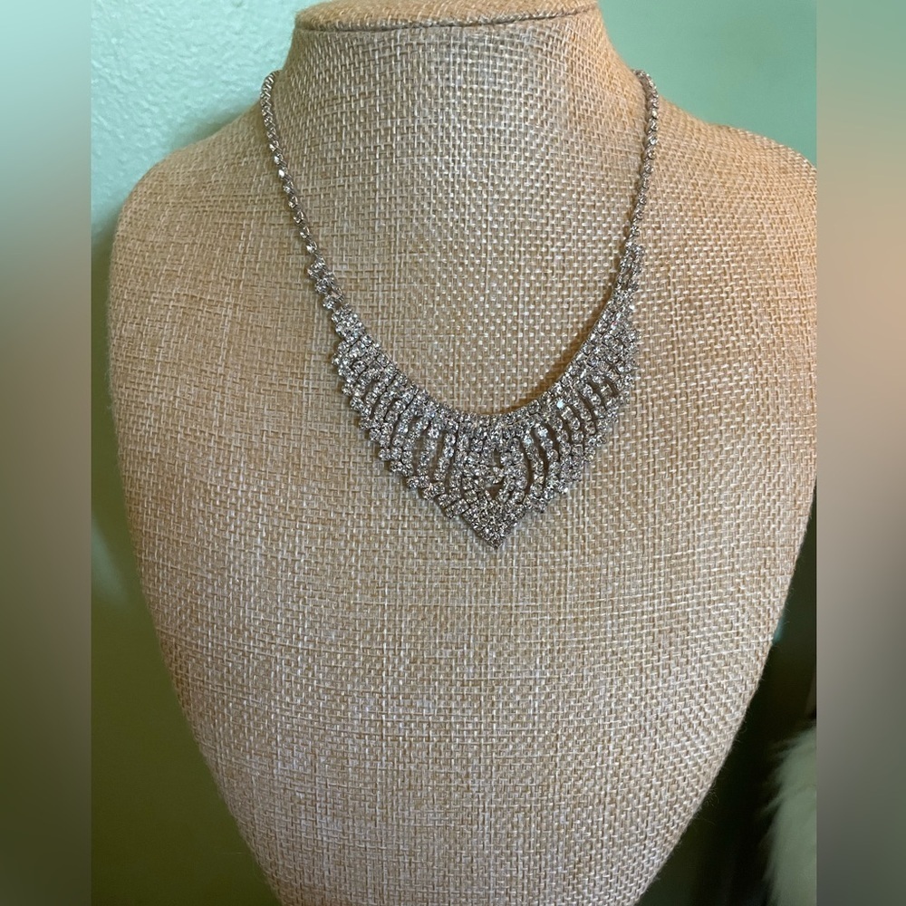 Gorgeous sparkly white stone statement necklace